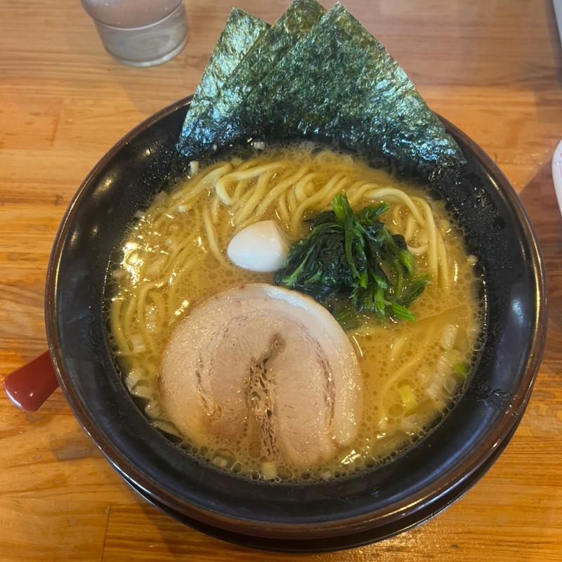 定番ラーメン(家系ラーメン一新家 別所)