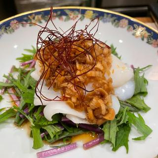 イカの湯引き香味ソース掛け