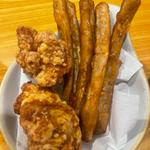 唐揚げとゴボウ天(武州うどんあかね&みどりダイニング)