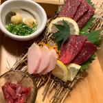 馬刺し盛り合わせ(水たき料亭 博多華味鳥 祇園店)