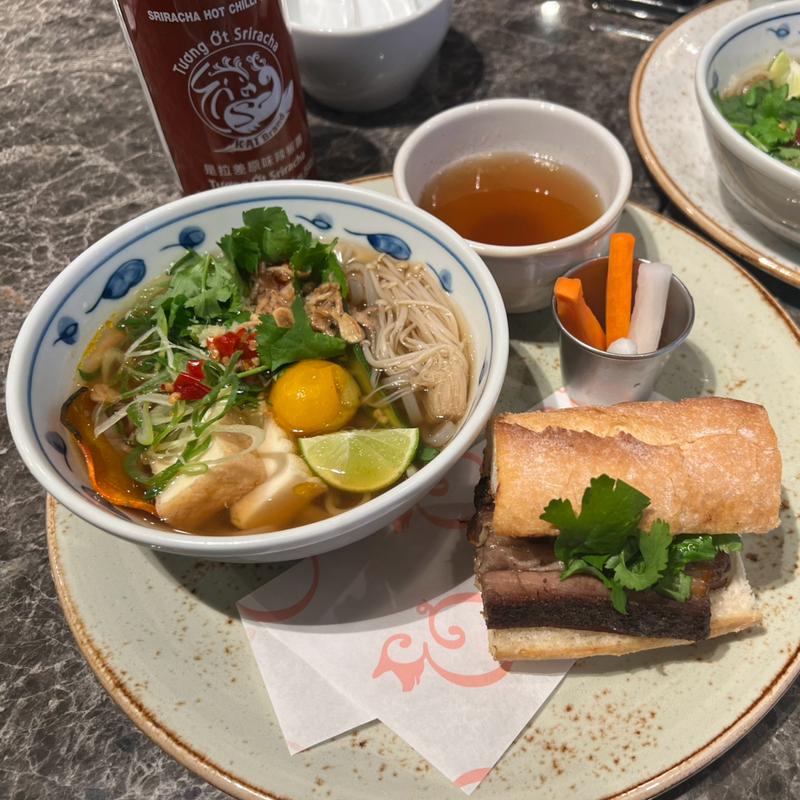 ベジタブルフォーと牛バラのバインミー(the pig and the lady)