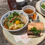 ベジタブルフォーと牛バラのバインミー(the pig and the lady)