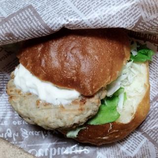 タルタル月見つくねバーガー(ブーランジュリー オーヴェルニュ)