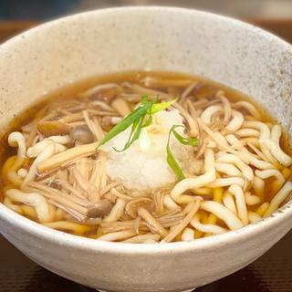 大根おろしとおろし生姜をのせたきのこ汁うどん(新倉うどん ひろとみ)