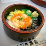 イカ、サーモン、カズノコのたたき丼