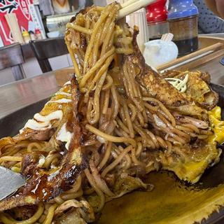 オム焼きそば(日の出食堂)