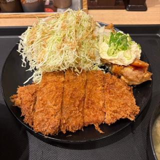 ロースカツとチキン南蛮定食？