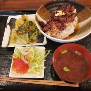 ビフテキ丼+スープ煮(シェ・ノブ)