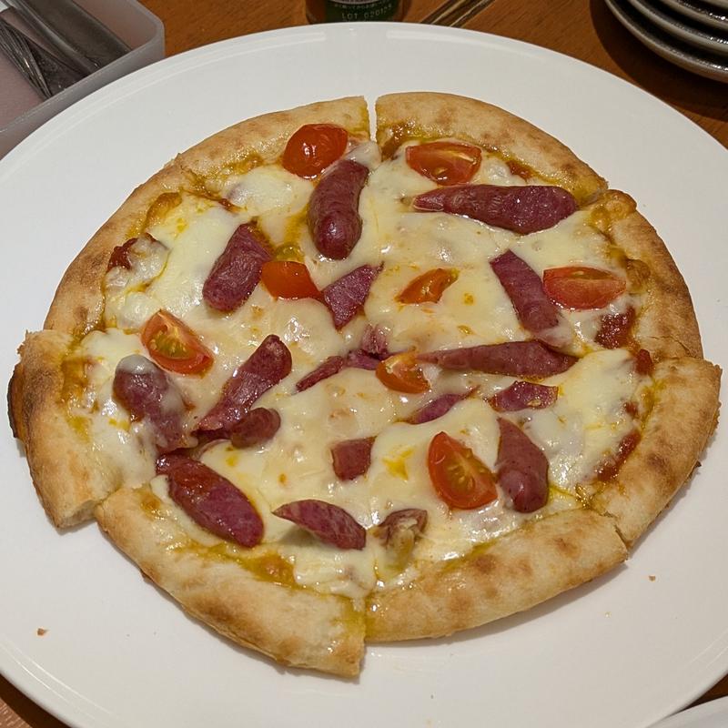 牛たんソーセージのピザ(牛たん炭焼 利久 東口分店)