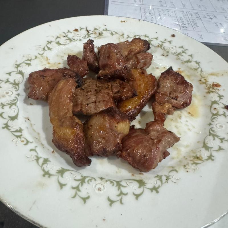 サービスの猪肉のにんにく醤油炒め(すぎちゃん)