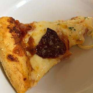 ベーコンとサラミのピザ(ペコリーノ スペリオーレ)