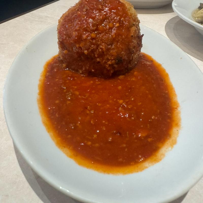 シチリア風ライスコロッケミートソースがけ(カプリチョーザ 御茶ノ水ソラシティ店)