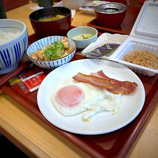 目玉焼き鶏小鉢ベーコン朝食＋納豆(なか卯 仙台北四番丁店 )
