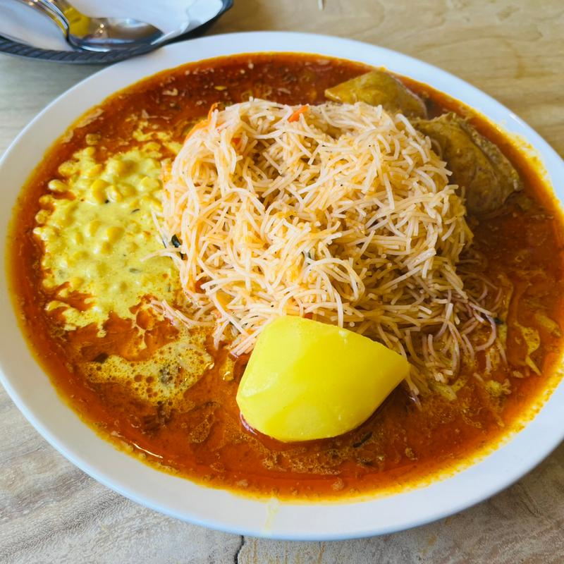 ヌードルカリーランチ リアルレッド(不思議香菜 ツナパハ(TUNAPAHA))