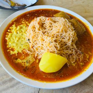 ヌードルカリーランチ リアルレッド(不思議香菜 ツナパハ(TUNAPAHA))