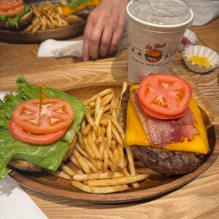 厚切りチーズベーコンバーガー(クアアイナ 神田駿河台店 （KUA ’AINA）)
