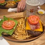 厚切りチーズベーコンバーガー