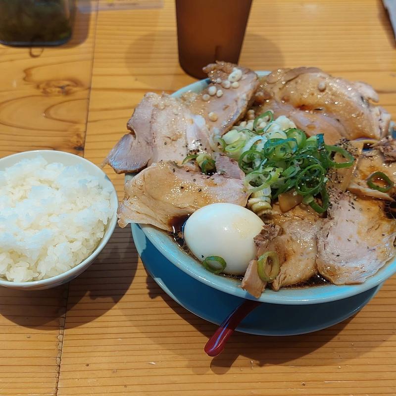 富山ブラックラーメンチャーシュー 大盛りゆで卵 ライス(ガッツリ！えびすこ)