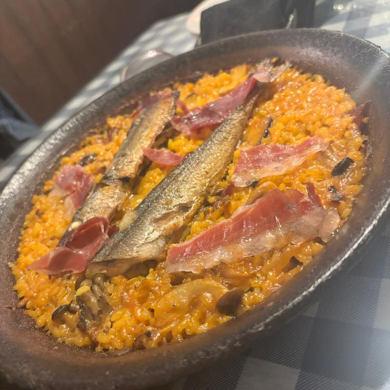 秋刀魚とキノコと生ハムのパエリア(ALI-OLI 亀岡)