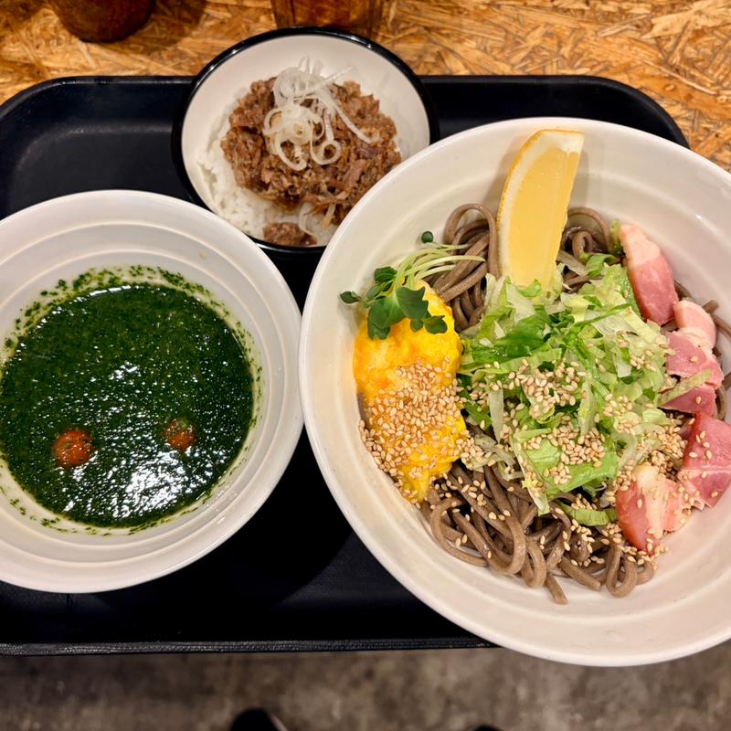 バジル冷そば＋小牛すじ丼(SOBA STAND そばうさ)