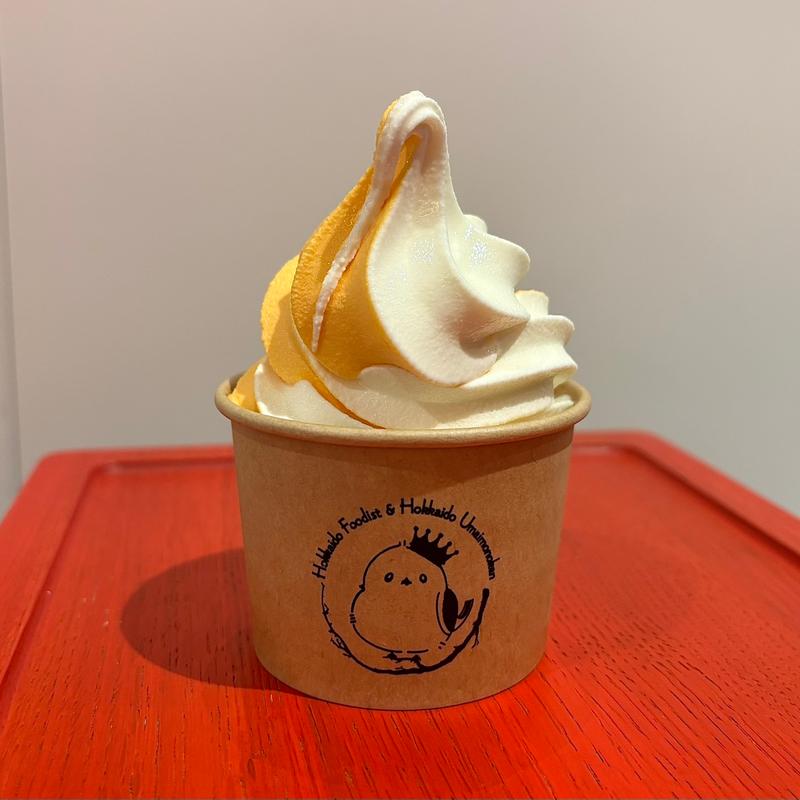ミルクメロンミックスソフトクリームカップ(北海道うまいもの館 KITTE大阪店)