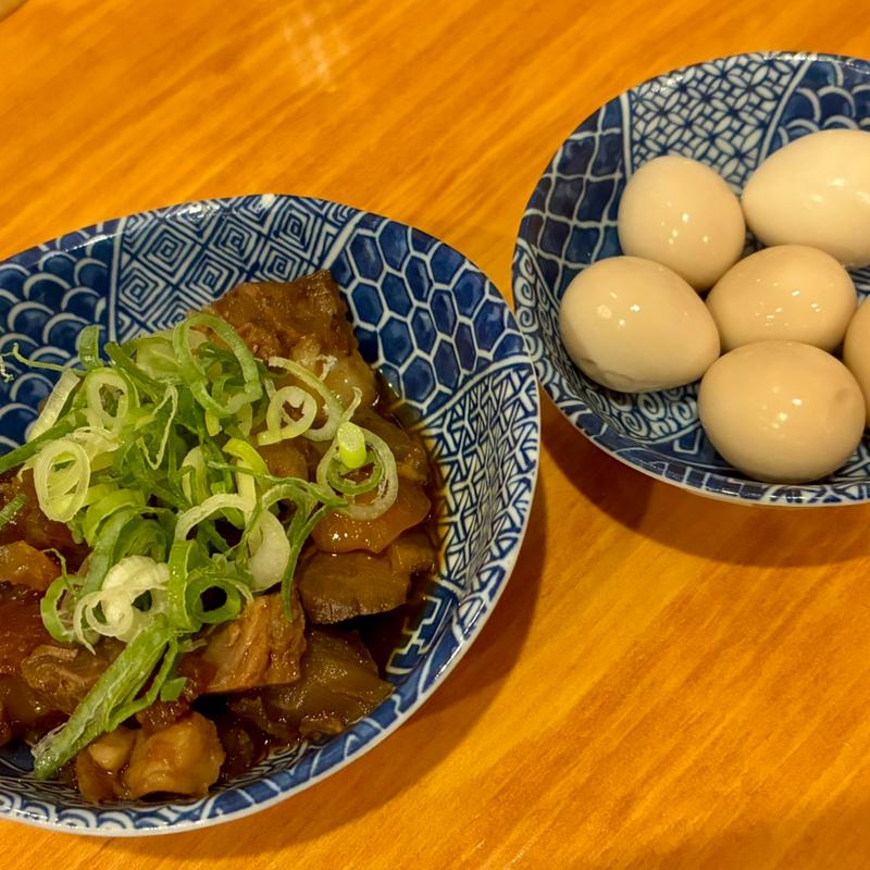 どんぐり味玉（385）+めだまの牛すじ煮込（605）(生中290円・元祖串かつめだま伏見桃山店)