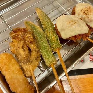 串カツ各種(生中290円・元祖串かつめだま伏見桃山店)