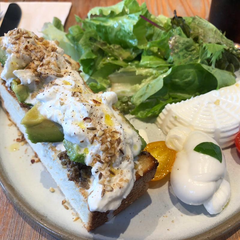 ストラッチャテッラとアボカドトースト(GOOD CHEESE GOOD BAKE)