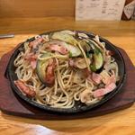 野菜とベーコンスパゲッティ(ハピネス)