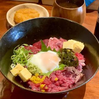 天然本マグロ丼［クリームコロッケ付き］(Bar SMOKY)