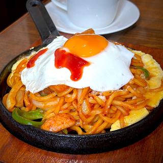 鉄板ナポリタン+目玉焼き