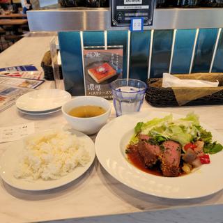 ローストビーフのレアカツセット(大衆酒場 ボナパルト・ブルー 新橋仲通店)