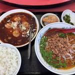 Bランチ(マーボーエビ玉子、台湾ラーメン)(中国家庭料理 金華)