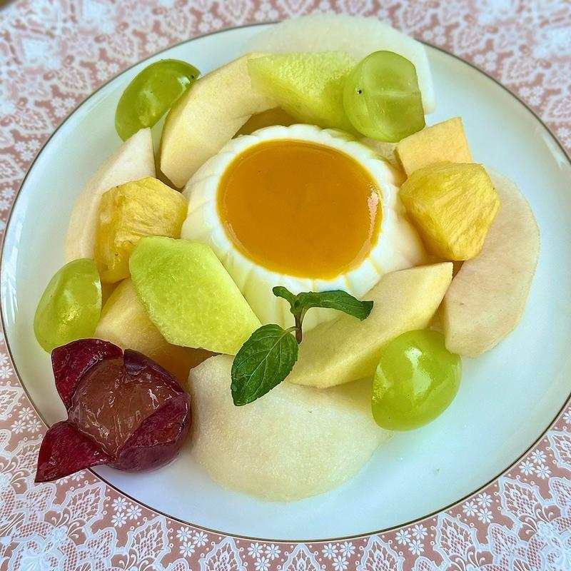 パンナコッタと季節のフルーツマンゴーソース添え(パーラー果物小町)