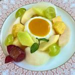 パンナコッタと季節のフルーツマンゴーソース添え