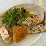 鳥ハム　焼豚　カマンベールフライ　バケット　サラダ