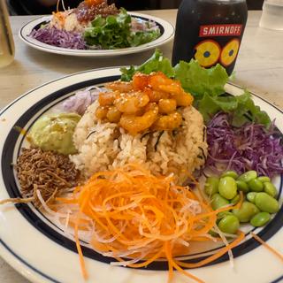 スパイシーシュリンプポキボウル(Cafe&Bar 路地裏カフェ千葉店)