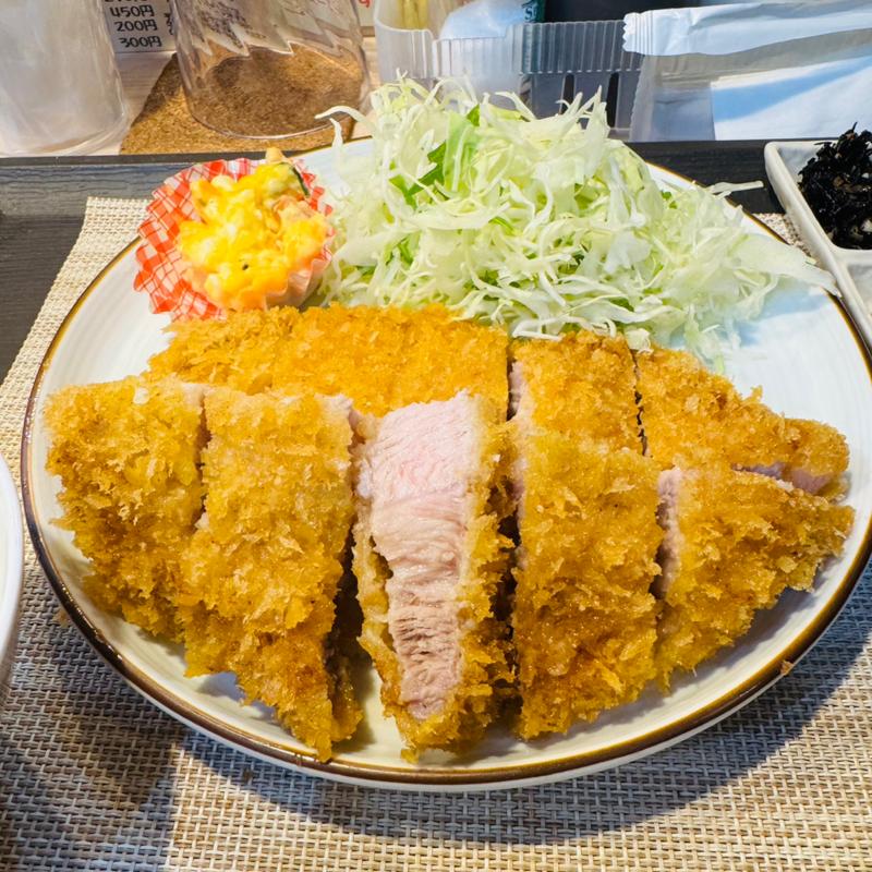 特リブロースカツ定食200g(トンカツ すぽっと食堂)
