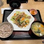 肉野菜塩こうじ炒め定食、たっぷり野菜の麦みそ汁(大戸屋ごはん処 川崎銀柳街店)