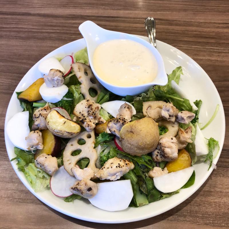 チキンと根菜の彩りサラダ たまごソース添え(高倉町珈琲 柏の葉店)