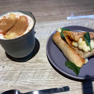 マルゲリータサンド りんごキャラメルラテ(焙煎所Cafe)