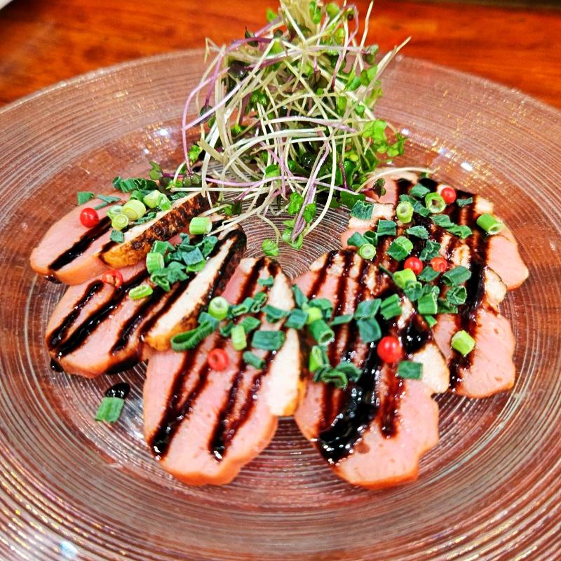 鴨のスモークの炙り  バルサミコソース(横浜ワインバル 青木酒店 本店)