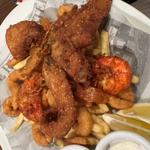 スパイシーフィッシュ、ガーリックシュリンプ、スパイシーポテト、ポップコーンシュリンプ盛り合わせ(レッドロブスター 江ノ島店)