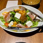 生ハムと柿のクリームチーズサラダ