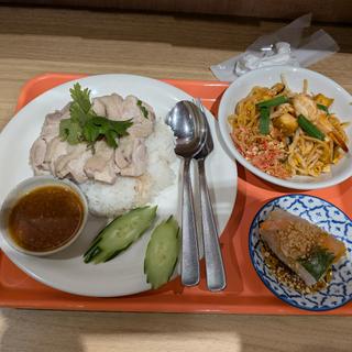 よくばりカオマンガイセット　ミニパッタイ生春巻き付き(バンコク屋台 カオサン イイトルミネ新宿店（新宿エキナカ店）)