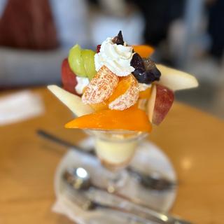 りんごと柿とぶどうとみかんの秋色パフェ(フルーツパーラーゴトー )