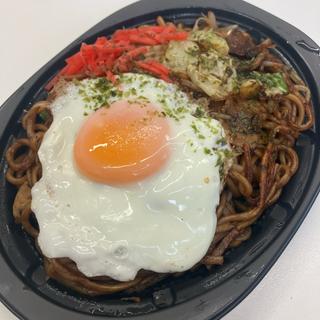 黒（自家製ソース）(鉄板やきそば・酒場 しぶやき居酒屋 渋谷)