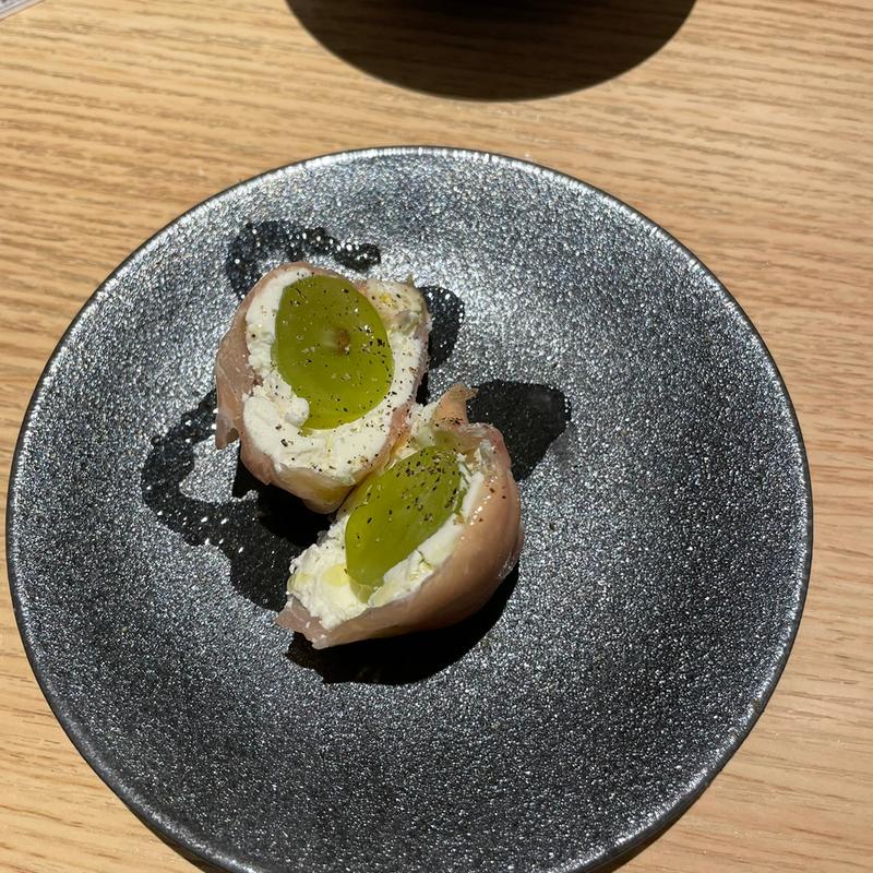 マスカットと生ハムチーズ巻き(天ぷらとワイン 大塩 天満市場店)