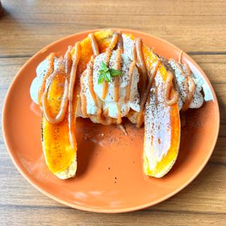 バナナとジェラートミルクの自家製キャラメルクロッフル(GELATO & CAFE YUMMY'S COFFEE)