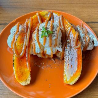 バナナとジェラートミルクの自家製キャラメルクロッフル(GELATO & CAFE YUMMY'S COFFEE)